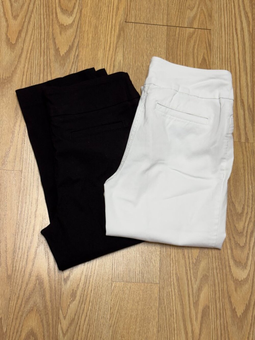 2 Pair of Westbound Women's Petite Capri Pants Size Petite 6 White & Black